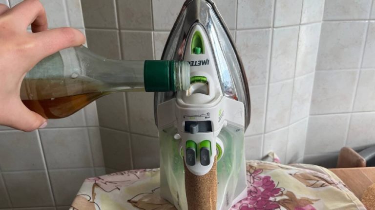 Der Trick mit einem Tropfen Essig im Dampfbügeleisen