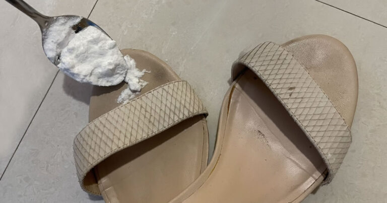 So entfernst du schwarze Streifen in Sandalen