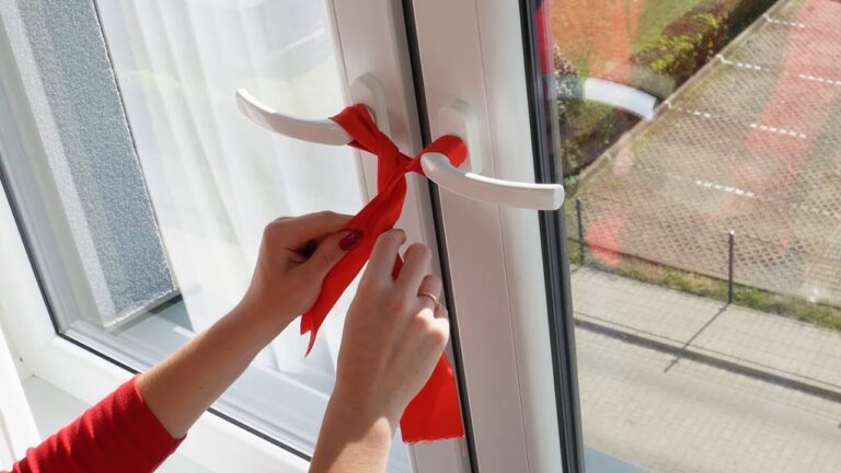 Dieser Trick ist nur wenigen bekannt! Lege ein Band um den Fenstergriff und wickle es herum